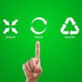 Co oznaczają strzałki na symbolu recyklingu?