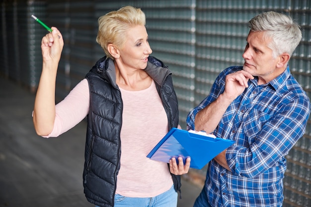 Co powinien wiedzieć spedytor, zanim podejmie współpracę z nowym klientem?