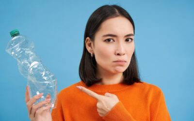 Co oznacza pet na butelce plastikowej i dlaczego jest tak często spotykany?