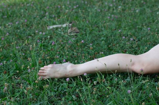 Dlaczego skóra na nogach przypomina pergamin?