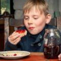 Ile powinien jeść 8 latek na co dzień?