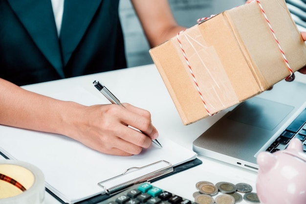 Jak obliczyć koszt przesyłki kurierskiej w codziennych sytuacjach?