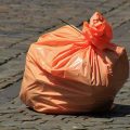 Jakie korzyści daje recykling różnych materiałów w codziennym życiu?